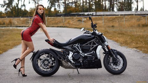 Девушка с распущенными длинными волосами в солнцезащитных очках одетая в бордовое платье с черной полосой