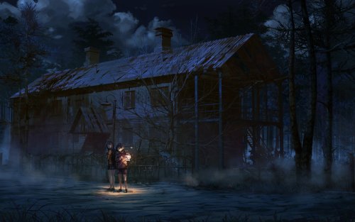 Две девушки, одна из которых держит в руках фонарь, стоят около старого дома, ночь, клубится туман