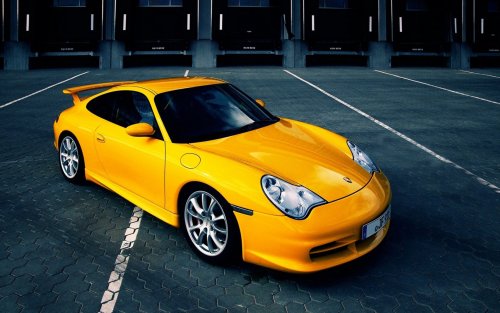 Желтый Porsche 996 / Порше 996 стоит на дороге