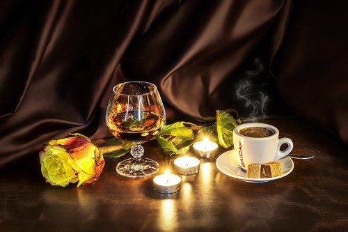 Натюрморт - бокал с напитком, чашка ароматного кофе, кусочки сахара на блюдце, горящие свечи и желтая роза. by GaL-Lina