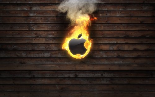 Черный логотип Apple, охваченный пламенем и дымом, на фоне стены из темных деревянных досок