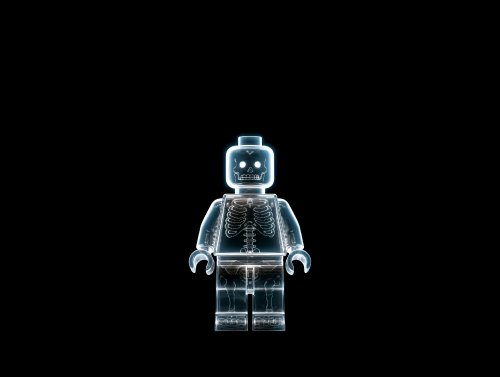 Рентген фигурки LEGO, на черном фоне