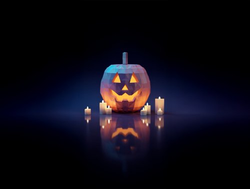 Светящаяся изнутри низкополигональный светильник Джека в окружении зажженных свечей на глянцевой поверхности на темном фоне с синим градиентом