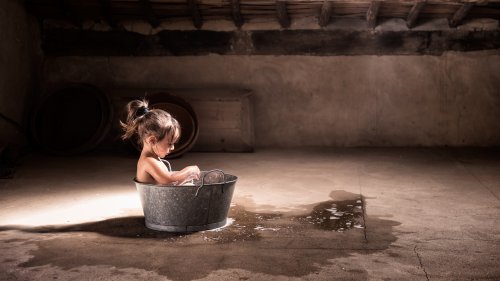 Девочка моется в старом тазике