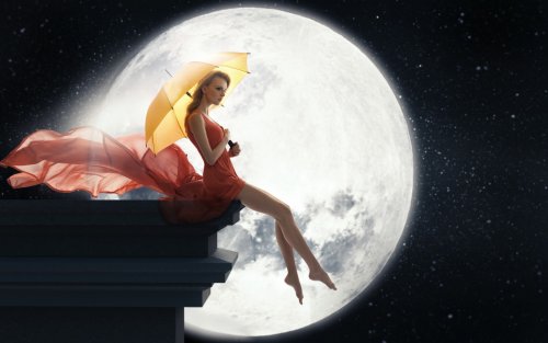 Девушка с зонтиком сидит на краю крыши на фоне полной луны