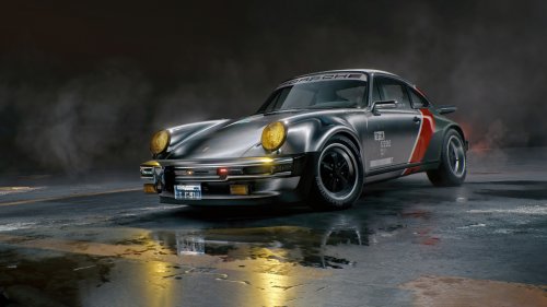 Porsche стоит по серединке дороги в тумане